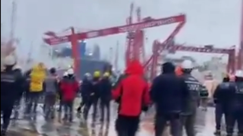 Yalova’da Şiddetli Fırtına Hayatı Durdurdu: Feribot Seferleri İptal, Trafiğe Kapsamlı Yasak