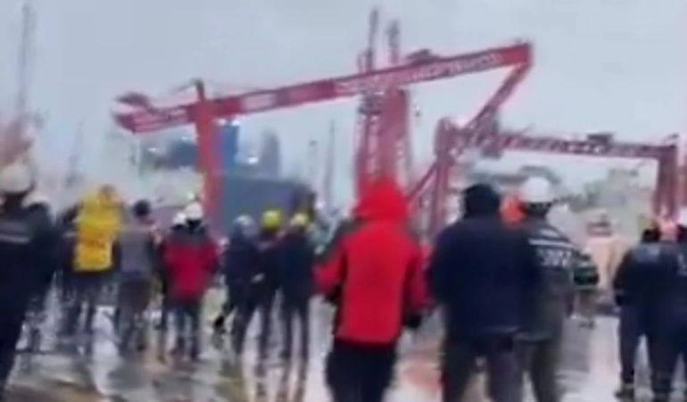 Yalova’da Şiddetli Fırtına Hayatı Durdurdu: Feribot Seferleri İptal, Trafiğe Kapsamlı Yasak