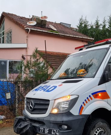 Yalova’da Şiddetli Fırtına Hayatı Olumsuz Etkiledi: 76 İhbar, TAMP Devrede