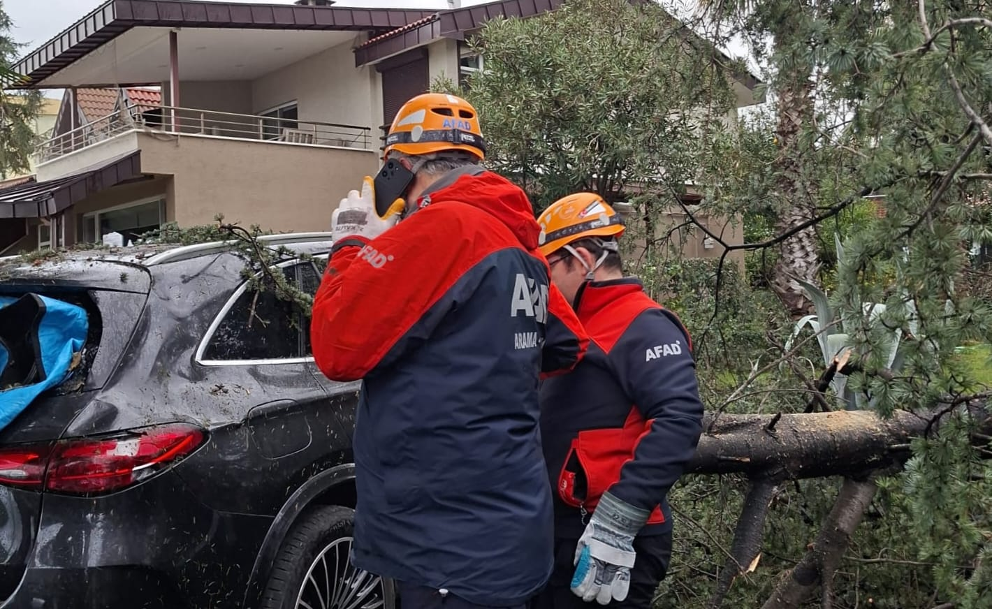 Yalova’da Şiddetli Fırtına Hayatı Olumsuz Etkiledi: 76 İhbar, TAMP Devrede 6 Yalova’da Şiddetli Fırtına Hayatı Olumsuz Etkiledi: 76 İhbar, TAMP Devrede