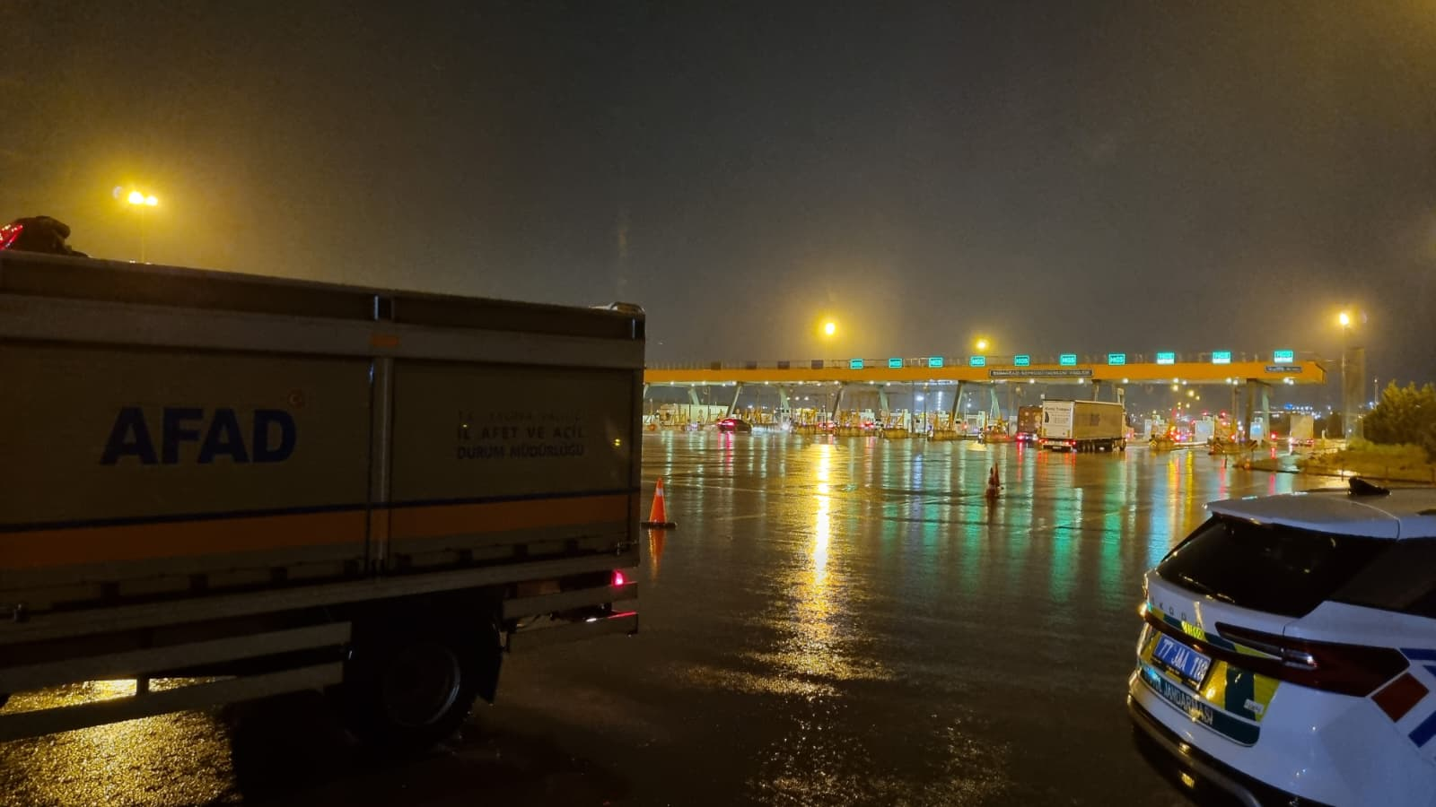 Yalova’da Şiddetli Fırtına Hayatı Olumsuz Etkiledi: 76 İhbar, TAMP Devrede 4 Yalova’da Şiddetli Fırtına Hayatı Olumsuz Etkiledi: 76 İhbar, TAMP Devrede