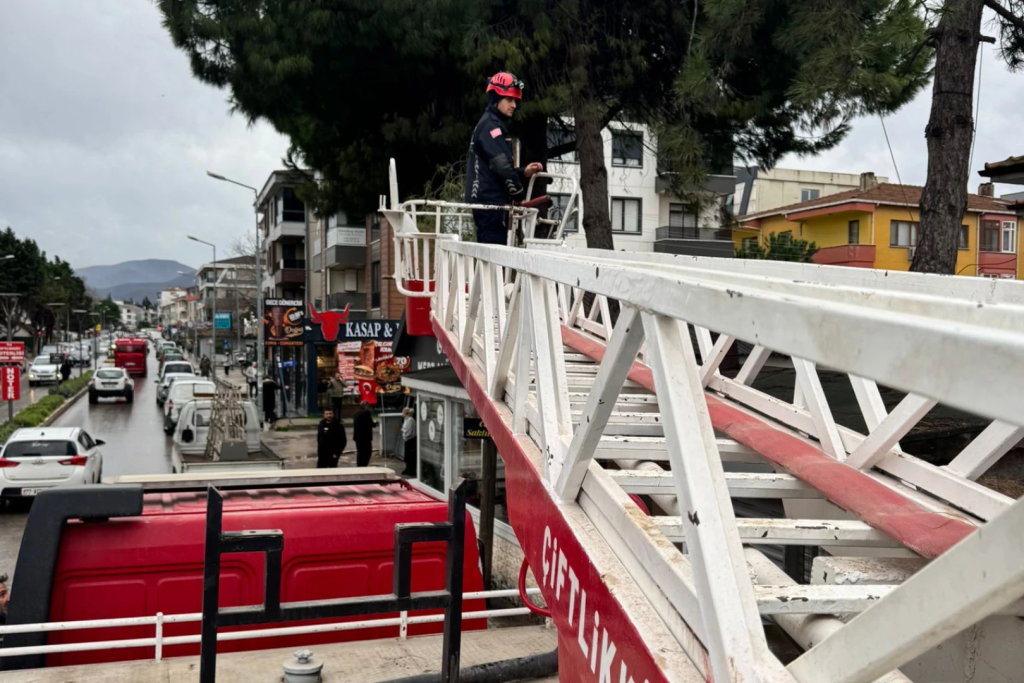 ÇİFTLİKKÖY BELEDİYESİ FIRTINAYA KARŞI TEYAKKUZDA