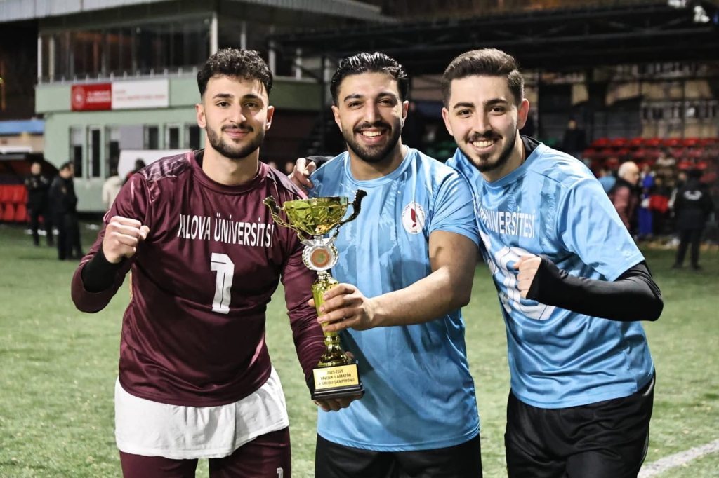 ŞAMPİYON YALOVA ÜNİVERSİTESİ! FUTBOL TAKIMI SÜPER AMATÖR KÜME’DE