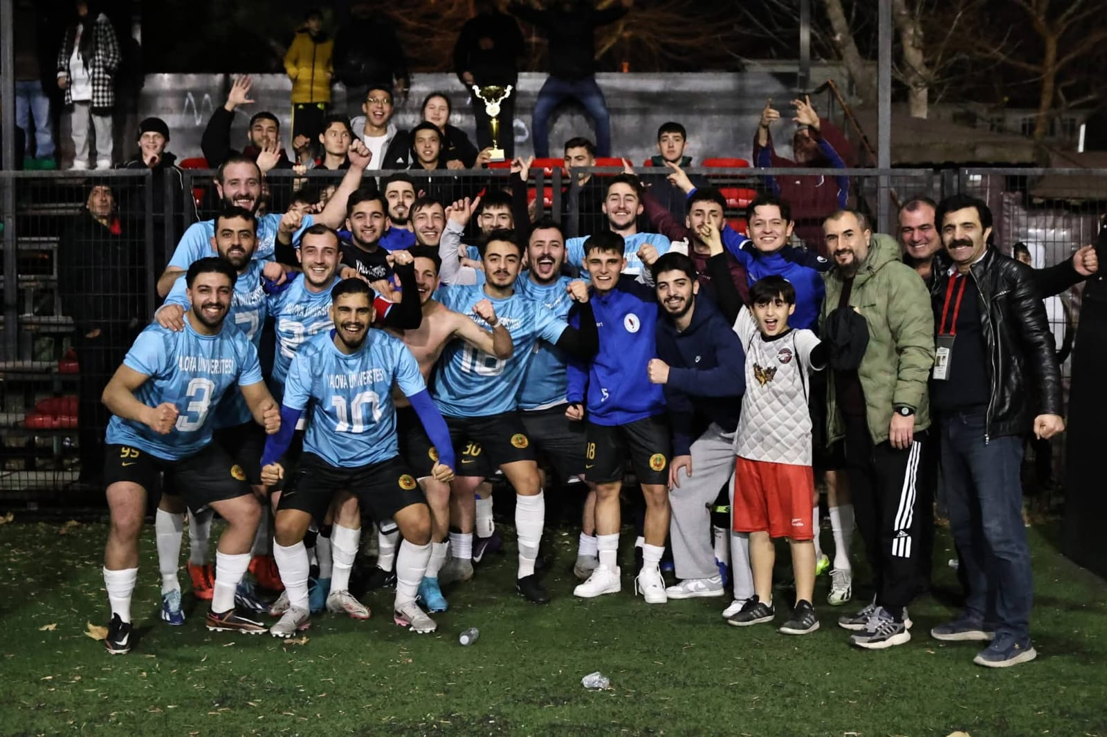 ŞAMPİYON YALOVA ÜNİVERSİTESİ! FUTBOL TAKIMI SÜPER AMATÖR KÜME’DE 5 ŞAMPİYON YALOVA ÜNİVERSİTESİ! FUTBOL TAKIMI SÜPER AMATÖR KÜME’DE