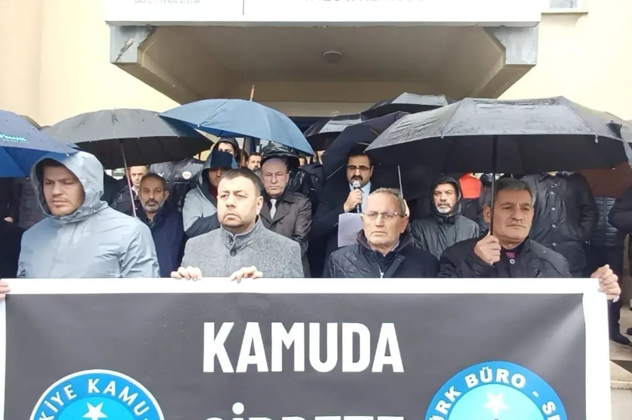 TÜRK BÜRO-SEN’DEN SGK’DAKİ SİLAHLI SALDIRIYA SERT TEPKİ: “MEMURUN CAN GÜVENLİĞİ ARTIK ERTELENEMEZ” 5 TÜRK BÜRO-SEN’DEN SGK’DAKİ SİLAHLI SALDIRIYA SERT TEPKİ: “MEMURUN CAN GÜVENLİĞİ ARTIK ERTELENEMEZ”