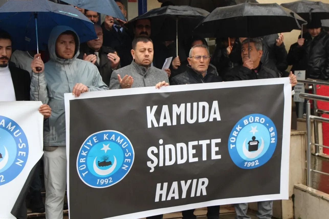 TÜRK BÜRO-SEN’DEN SGK’DAKİ SİLAHLI SALDIRIYA SERT TEPKİ: “MEMURUN CAN GÜVENLİĞİ ARTIK ERTELENEMEZ” 6 TÜRK BÜRO-SEN’DEN SGK’DAKİ SİLAHLI SALDIRIYA SERT TEPKİ: “MEMURUN CAN GÜVENLİĞİ ARTIK ERTELENEMEZ”