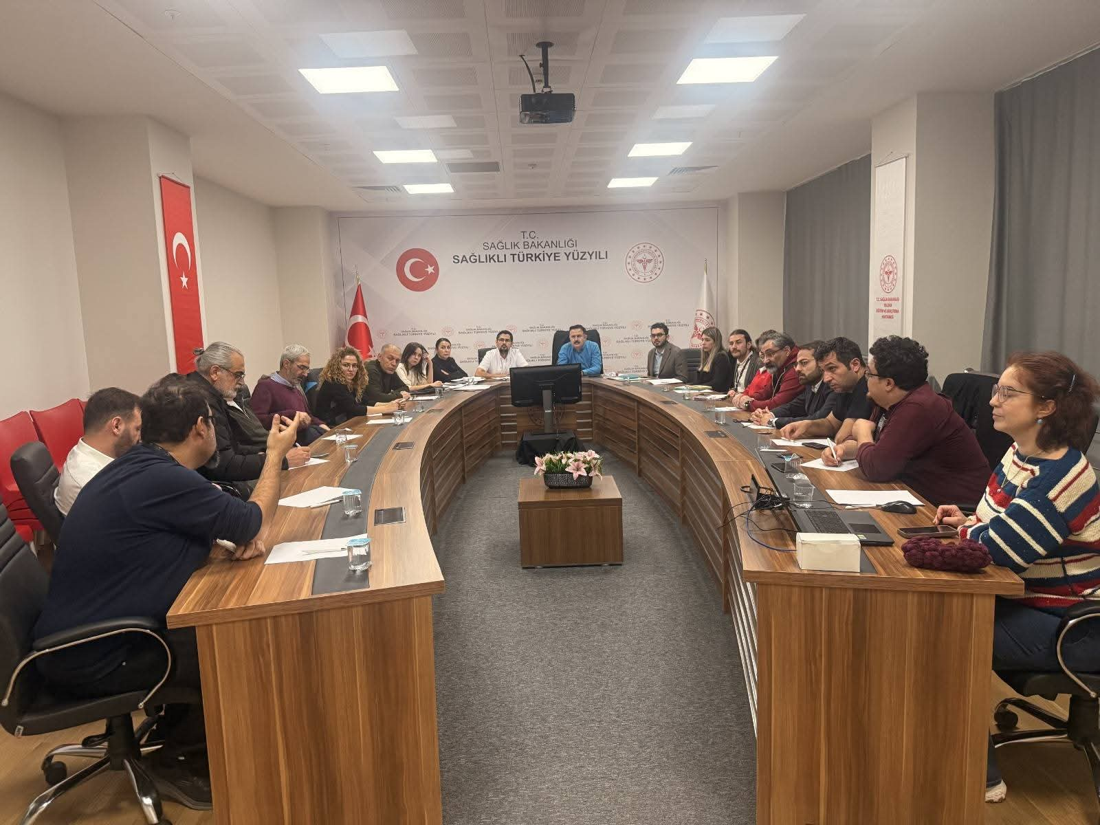 Yalova’da ASKOM Toplantısı: Acil Sağlık Hizmetlerinde Sevk ve Koordinasyon Güçlendiriliyor 5 Yalova’da ASKOM Toplantısı: Acil Sağlık Hizmetlerinde Sevk ve Koordinasyon Güçlendiriliyor