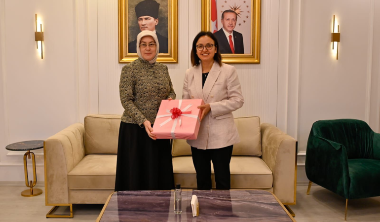 Vekil Akyol’dan Hülya Kaya’ya Ziyaret 1 Vekil Akyol’dan Hülya Kaya’ya Ziyaret