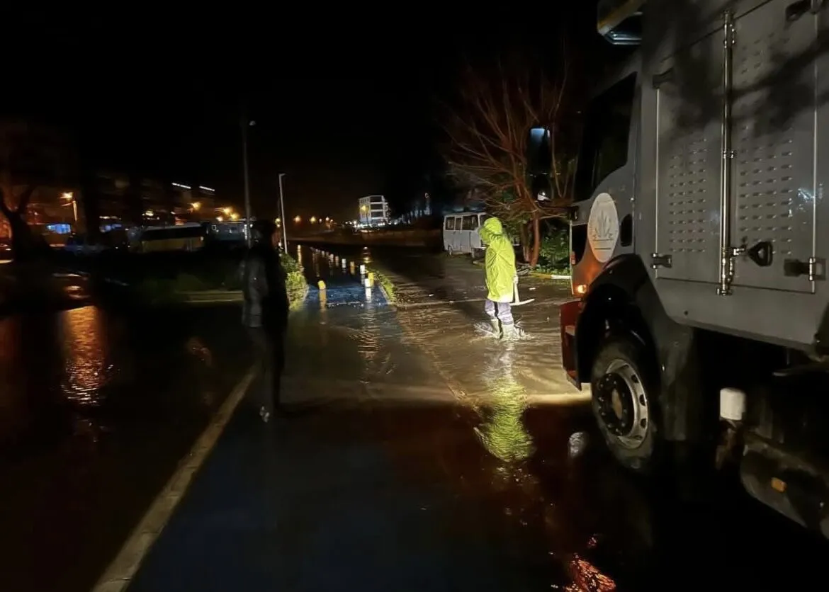 Gece Boyu Süren Sağanakta Belediyeden Hızlı Müdahale: Başkan Avni Kurt Sahada
