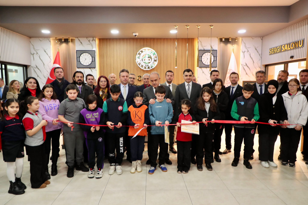 VALİ MUAMMER EROL, “DİLİMİZİN ZENGİNLİKLERİ” AFİŞ YARIŞMASI SERGİ VE ÖDÜL TÖRENİNE KATILDI