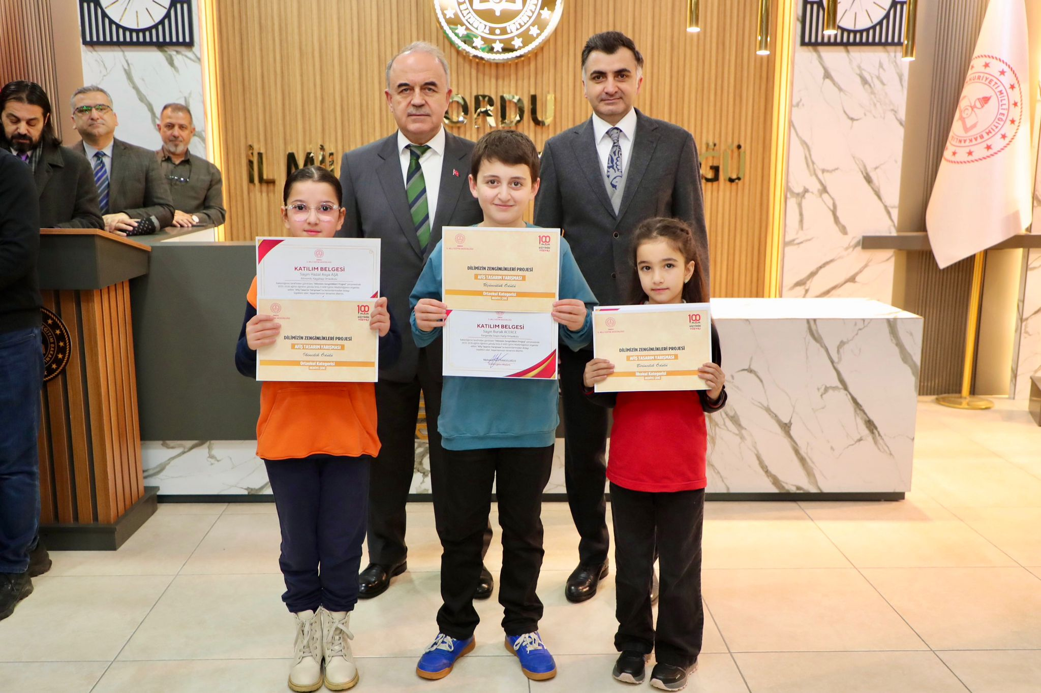 VALİ MUAMMER EROL, “DİLİMİZİN ZENGİNLİKLERİ” AFİŞ YARIŞMASI SERGİ VE ÖDÜL TÖRENİNE KATILDI