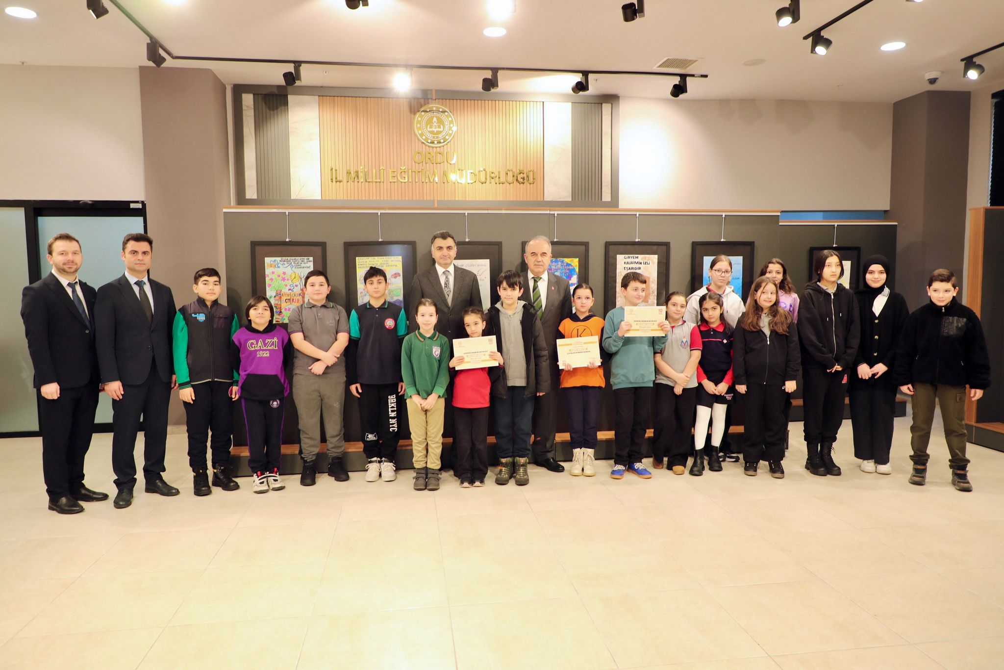 VALİ MUAMMER EROL, “DİLİMİZİN ZENGİNLİKLERİ” AFİŞ YARIŞMASI SERGİ VE ÖDÜL TÖRENİNE KATILDI