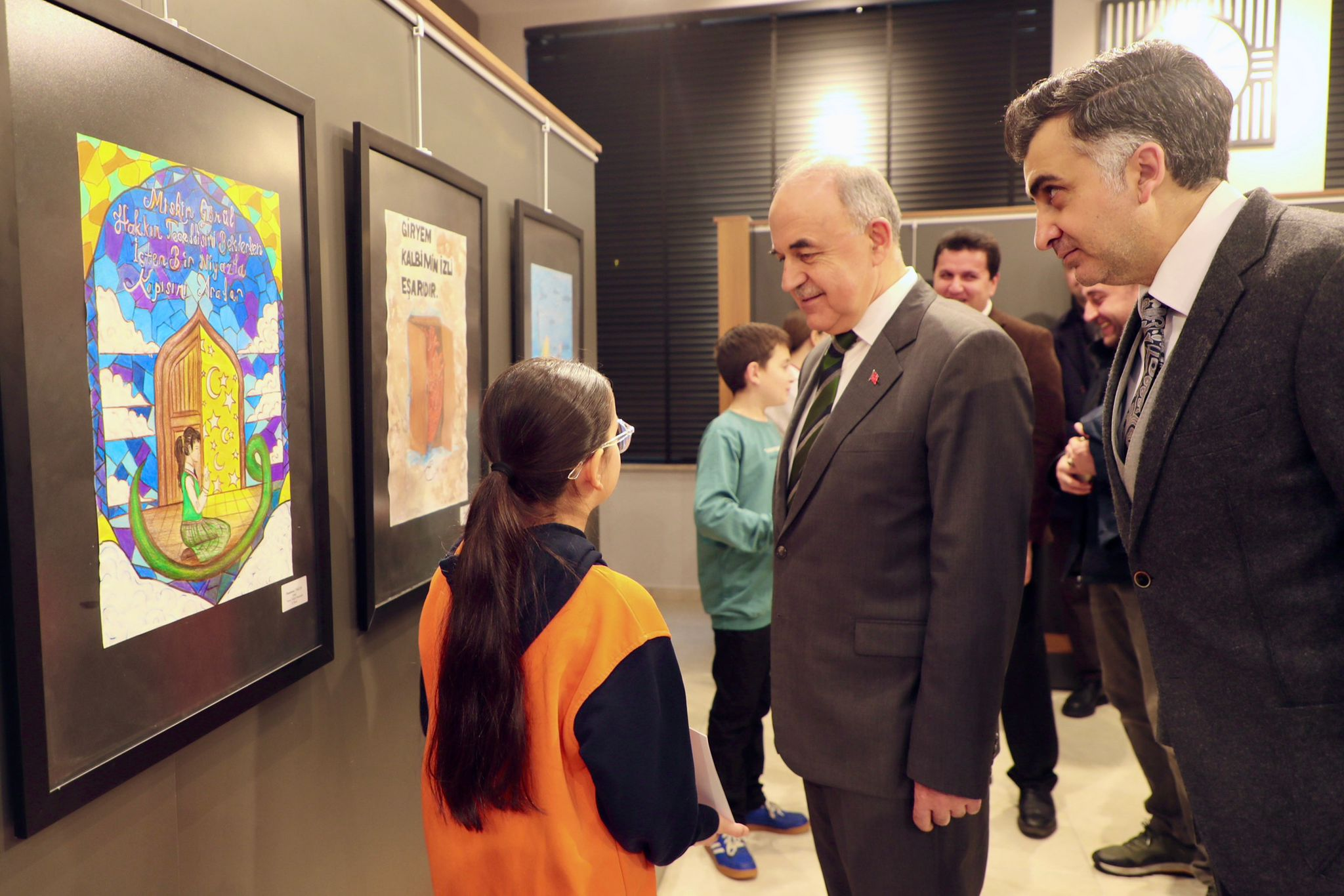 VALİ MUAMMER EROL, “DİLİMİZİN ZENGİNLİKLERİ” AFİŞ YARIŞMASI SERGİ VE ÖDÜL TÖRENİNE KATILDI