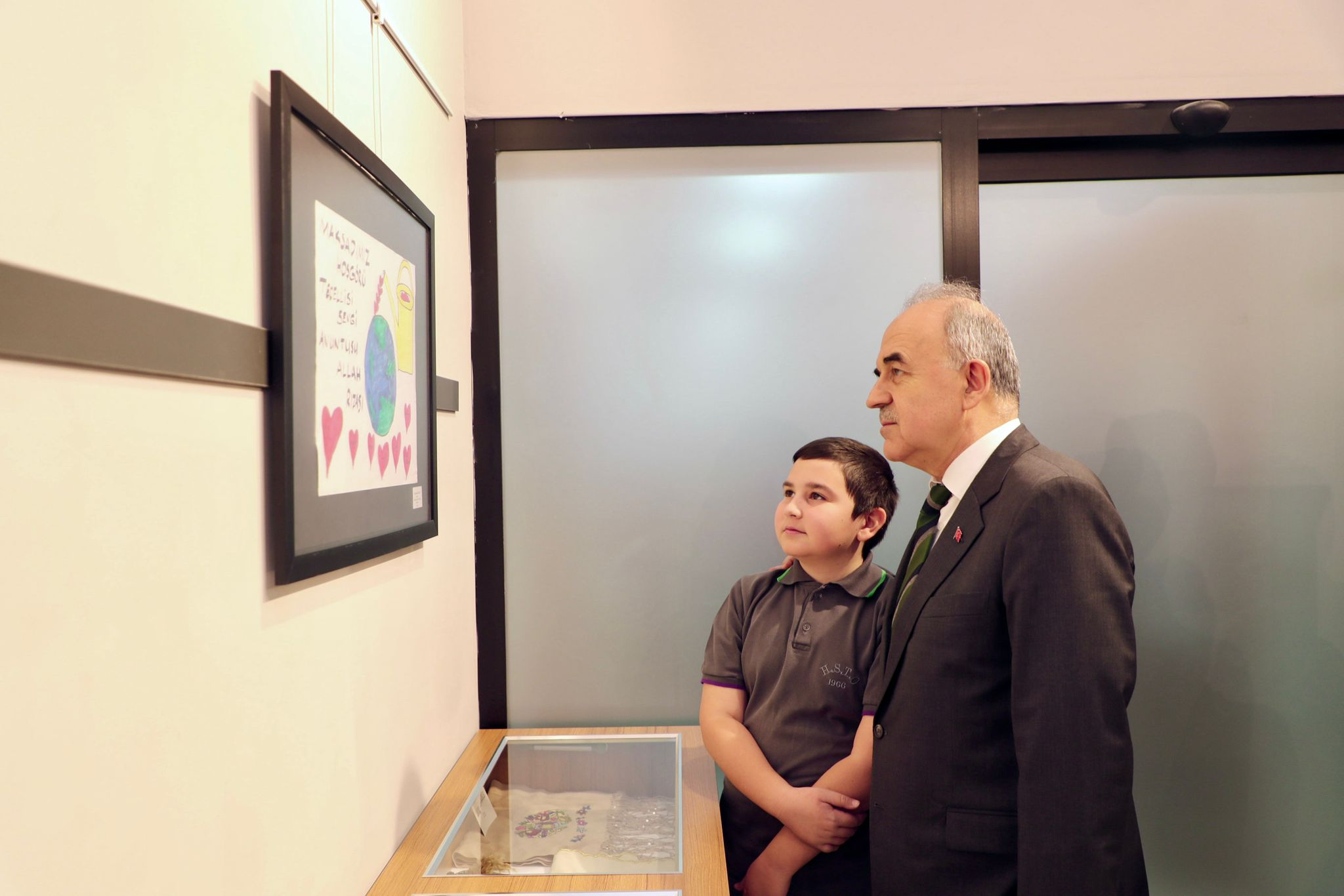 VALİ MUAMMER EROL, “DİLİMİZİN ZENGİNLİKLERİ” AFİŞ YARIŞMASI SERGİ VE ÖDÜL TÖRENİNE KATILDI