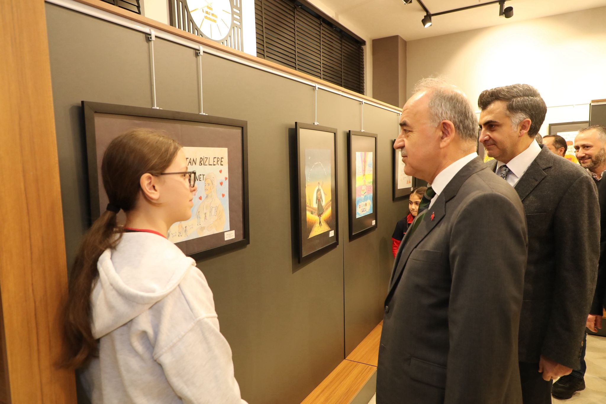 VALİ MUAMMER EROL, “DİLİMİZİN ZENGİNLİKLERİ” AFİŞ YARIŞMASI SERGİ VE ÖDÜL TÖRENİNE KATILDI