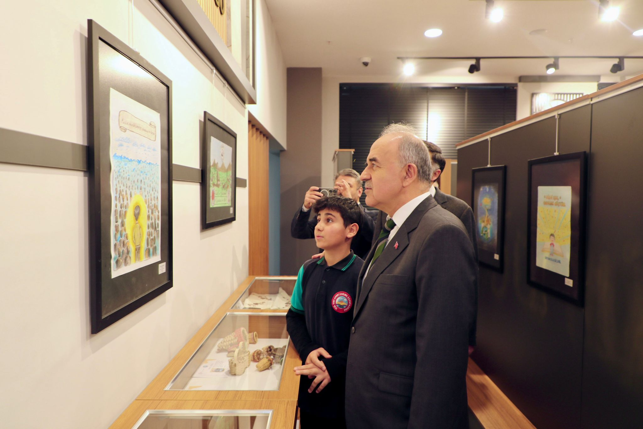 VALİ MUAMMER EROL, “DİLİMİZİN ZENGİNLİKLERİ” AFİŞ YARIŞMASI SERGİ VE ÖDÜL TÖRENİNE KATILDI