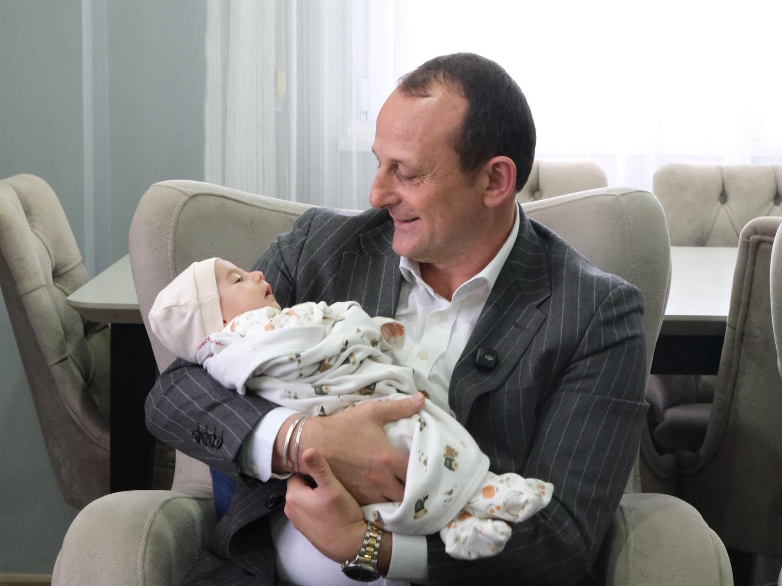 ÇİFTLİKKÖY’DE 2026’NIN İLK BEBEK SETLERİ BAŞKAN YELE’DEN