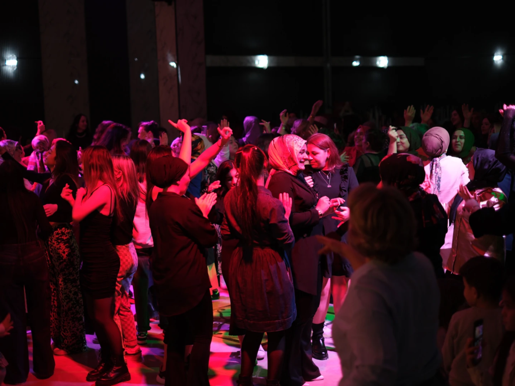 ÇİFTLİKKÖY’DE KADINLAR MATİNESİ HEYECANI GRUP AYDOS’LA SÜRÜYOR