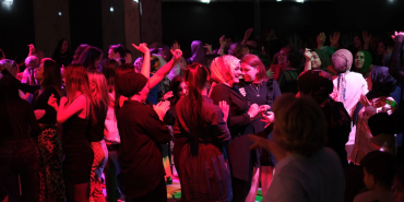 ÇİFTLİKKÖY’DE KADINLAR MATİNESİ HEYECANI GRUP AYDOS’LA SÜRÜYOR