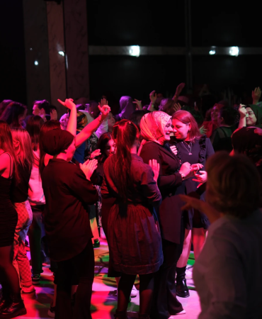 ÇİFTLİKKÖY’DE KADINLAR MATİNESİ HEYECANI GRUP AYDOS’LA SÜRÜYOR