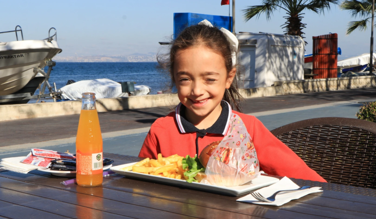 ÇİFTLİKKÖY BELEDİYESİ’NDEN ÖĞRENCİLERE YARIYIL TATİLİ HEDİYESİ