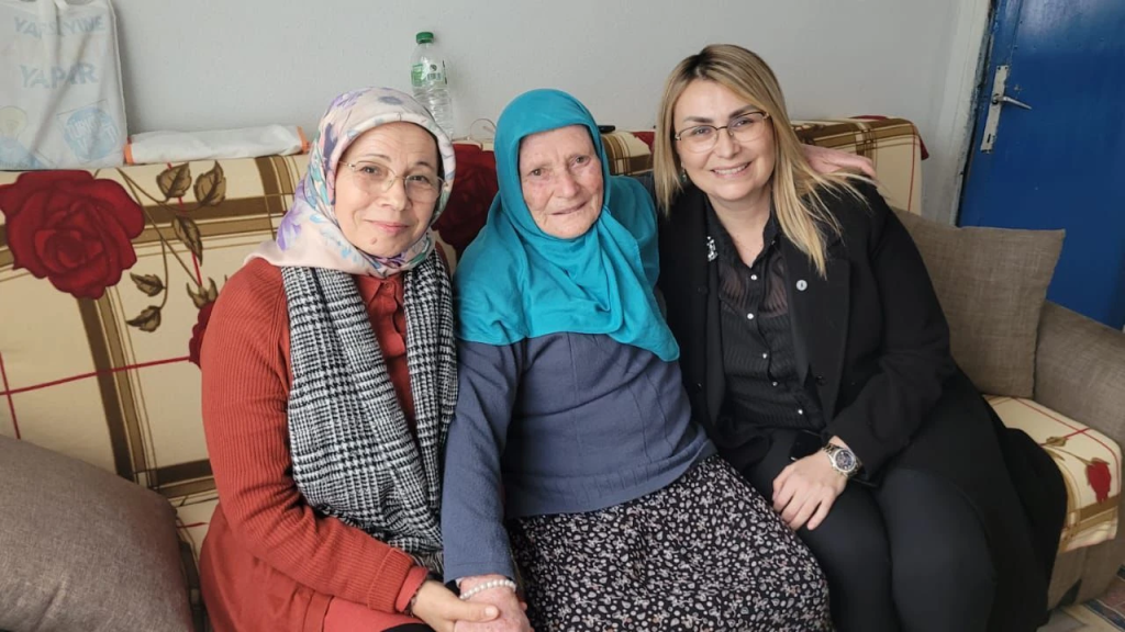 Altınova’da Gönüllere Dokunan Vefa Ziyaretleri: Başkan Yasemin Fazlaca’dan Büyüklerimize Anlamlı Buluşmalar