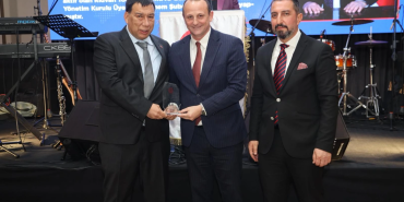 BAŞKAN YELE’YE MESLEKTE 25. YIL ONURU