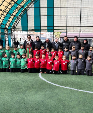 ÇİFTLİKKÖY’DE MİNİK YILDIZLAR SAHAYA ÇIKTI