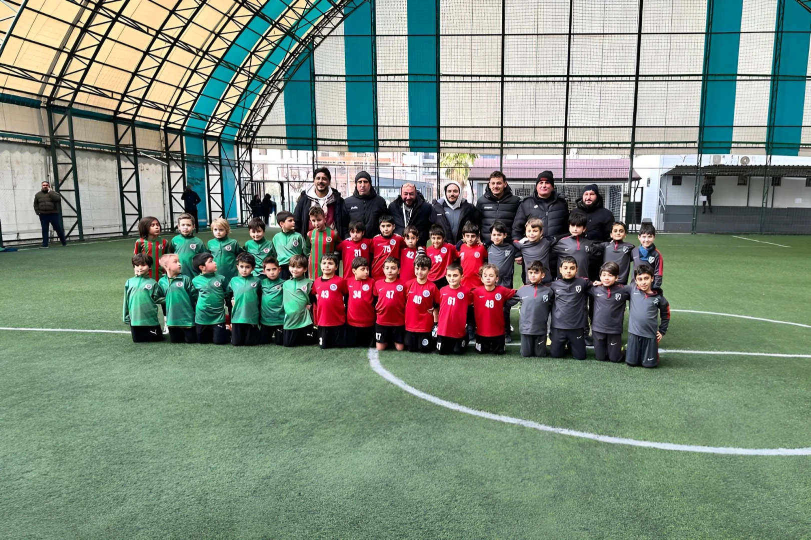 ÇİFTLİKKÖY’DE MİNİK YILDIZLAR SAHAYA ÇIKTI