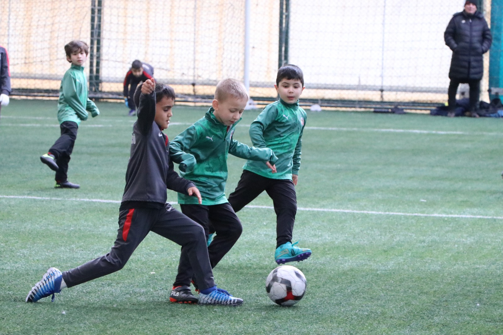 ÇİFTLİKKÖY’DE MİNİK YILDIZLAR SAHAYA ÇIKTI