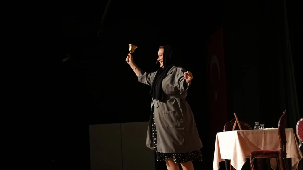 Adile Naşit’in Hüzünlü Hayatı Yalova Sahnesinde Alkışlarla Anlatıldı