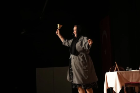 Adile Naşit’in Hüzünlü Hayatı Yalova Sahnesinde Alkışlarla Anlatıldı