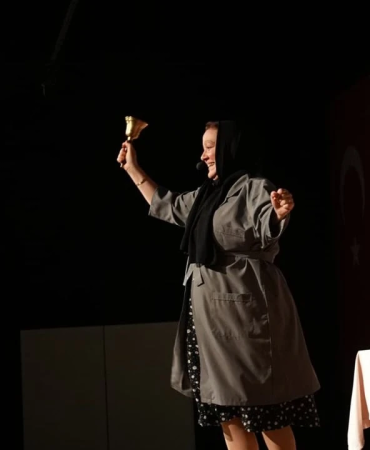 Adile Naşit’in Hüzünlü Hayatı Yalova Sahnesinde Alkışlarla Anlatıldı