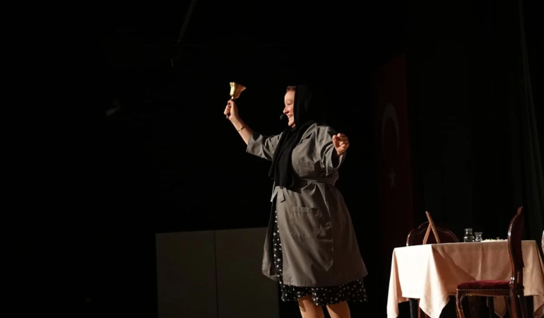 Adile Naşit’in Hüzünlü Hayatı Yalova Sahnesinde Alkışlarla Anlatıldı