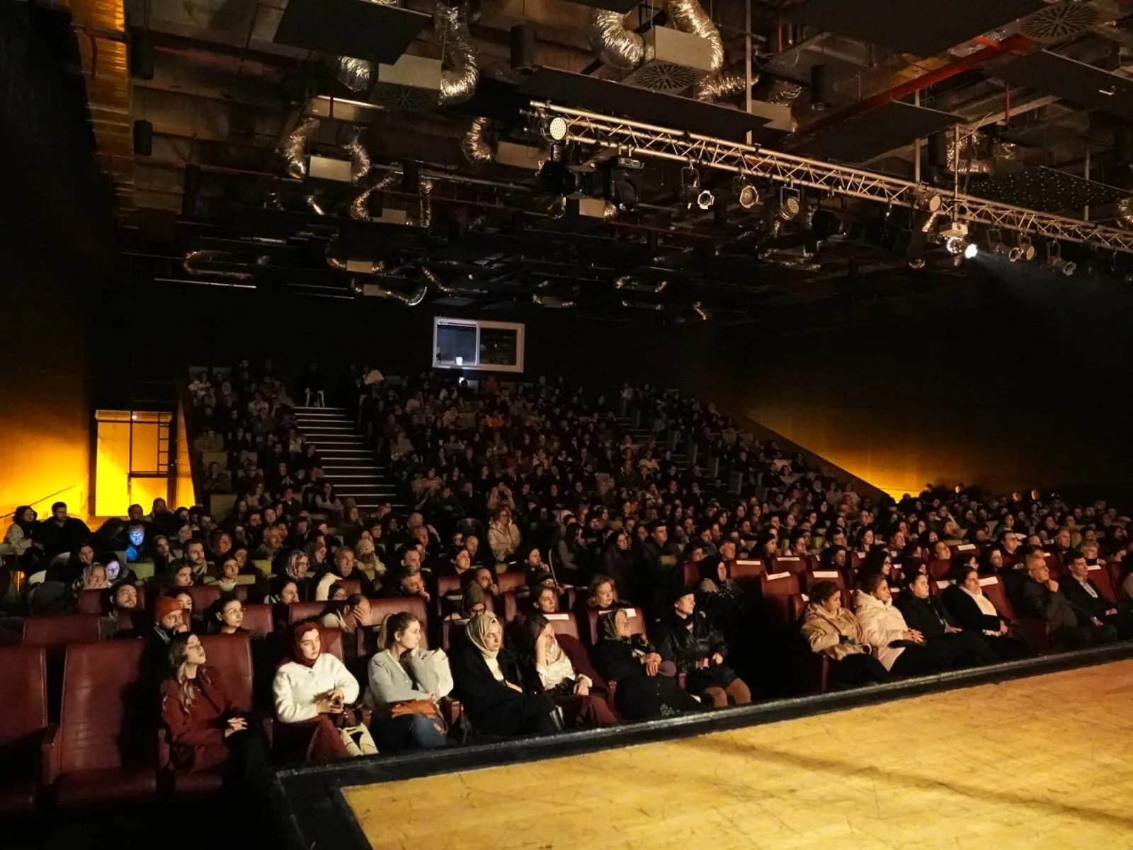 Adile Naşit’in Hüzünlü Hayatı Yalova Sahnesinde Alkışlarla Anlatıldı