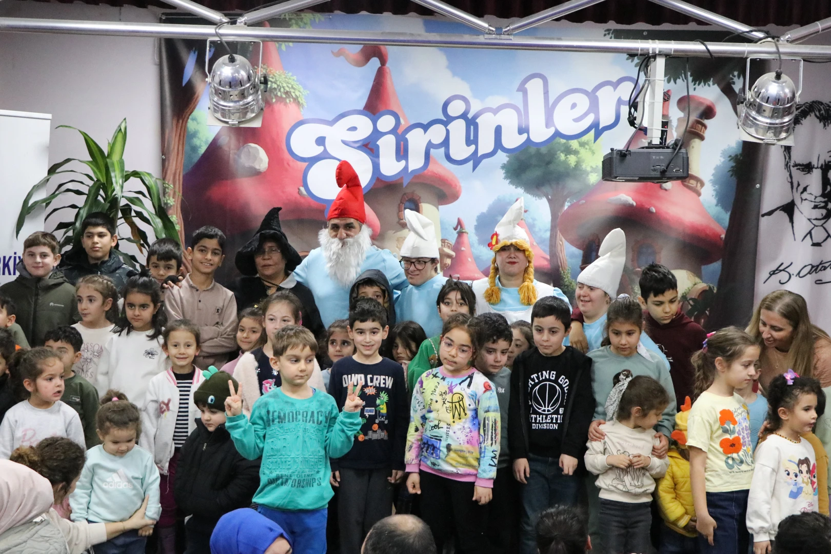 ‘ŞİRİNLER’ ÇİFTLİKKÖY’DE ÇOCUKLARLA BULUŞTU