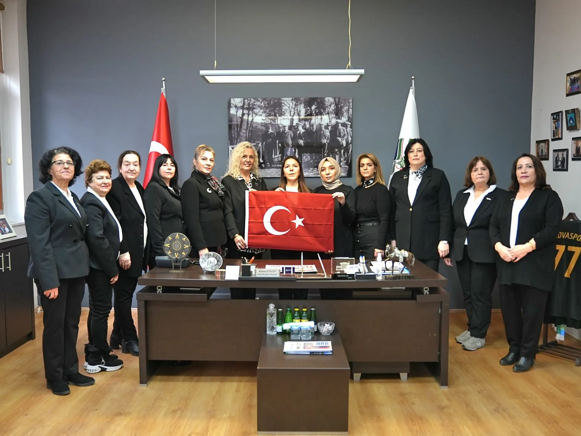 Kadın Meclisi’nden Ay Yıldızlı Bayrak Vurgusu: “Ortak Değerlerimizin En Güçlü Simgesi”