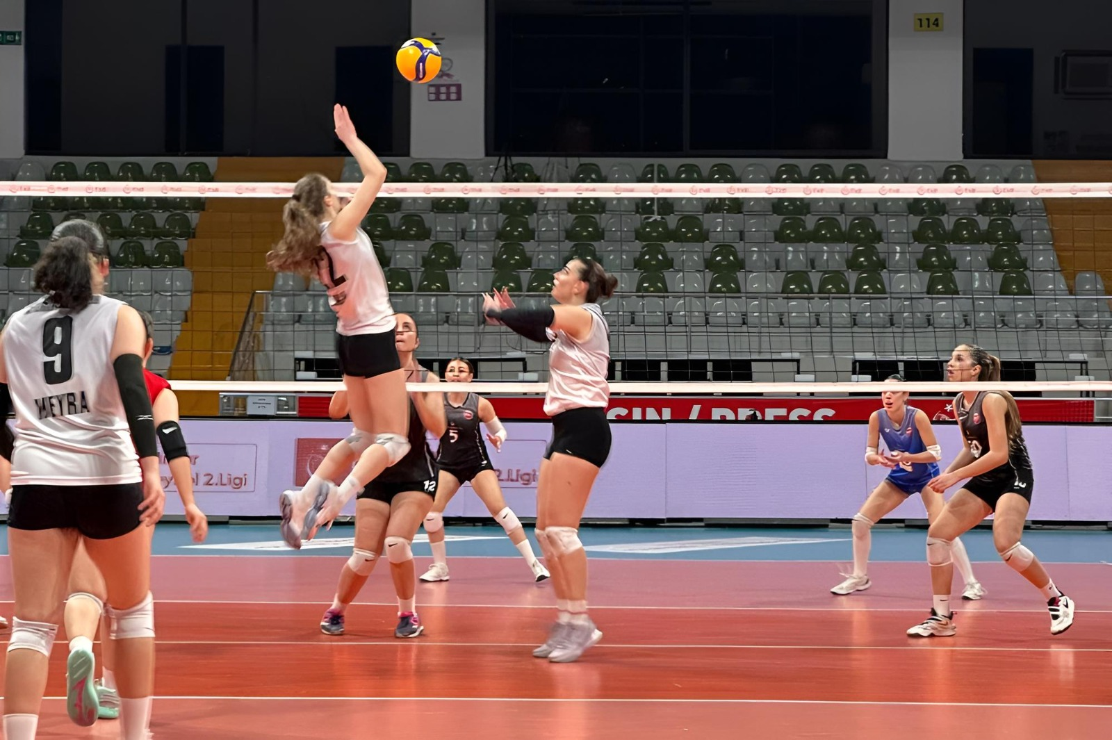 SULTANLAR SEZONU HEKİMOĞLU GALİBİYETİYLE TAMAMLADI (3-0)