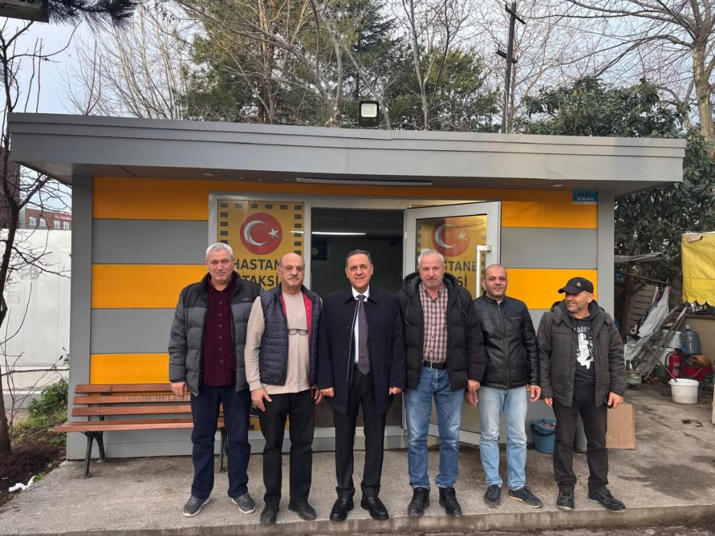 Yalova Valisi Dr. Ahmet Hamdi Usta’dan Sahaya Çat Kapı Ziyaret: Hastane Taksi Durağında Sıcak Sohbet