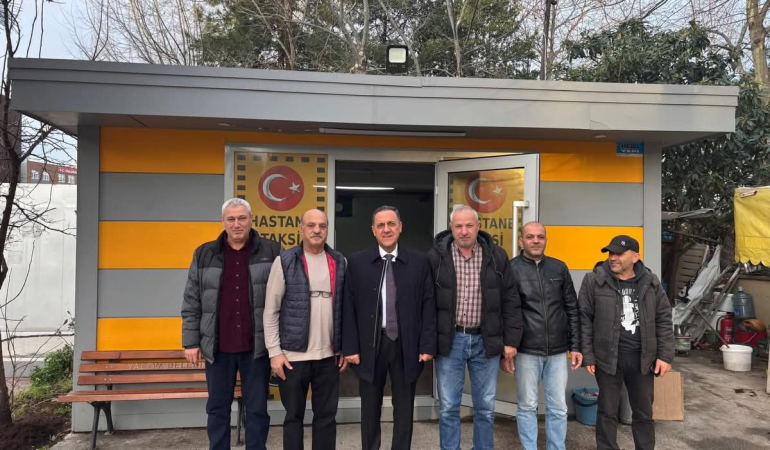 Yalova Valisi Dr. Ahmet Hamdi Usta’dan Sahaya Çat Kapı Ziyaret: Hastane Taksi Durağında Sıcak Sohbet