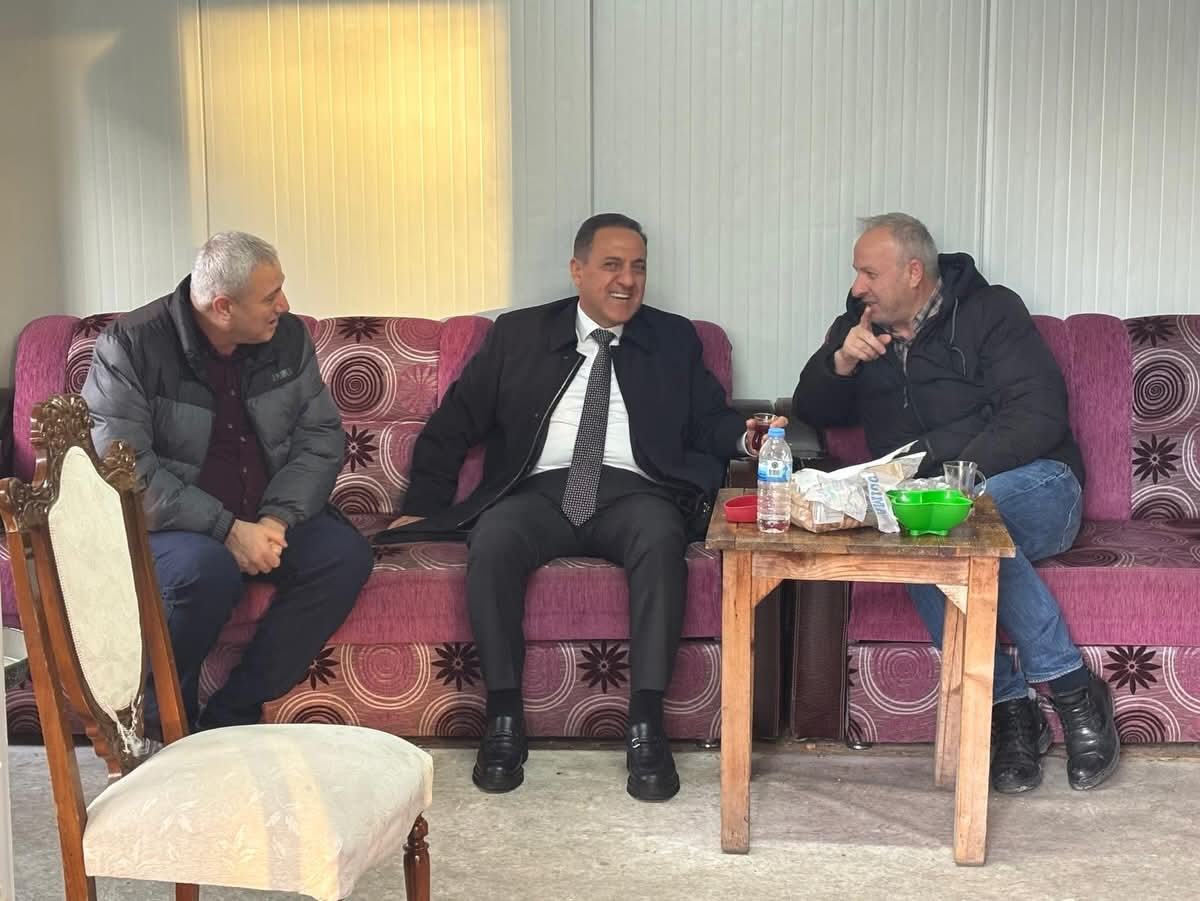 Yalova Valisi Dr. Ahmet Hamdi Usta’dan Sahaya Çat Kapı Ziyaret: Hastane Taksi Durağında Sıcak Sohbet