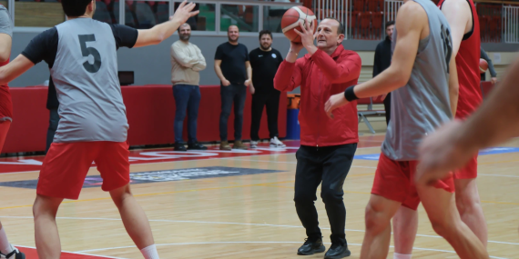 BAŞKAN YELE PARKEYE İNDİ