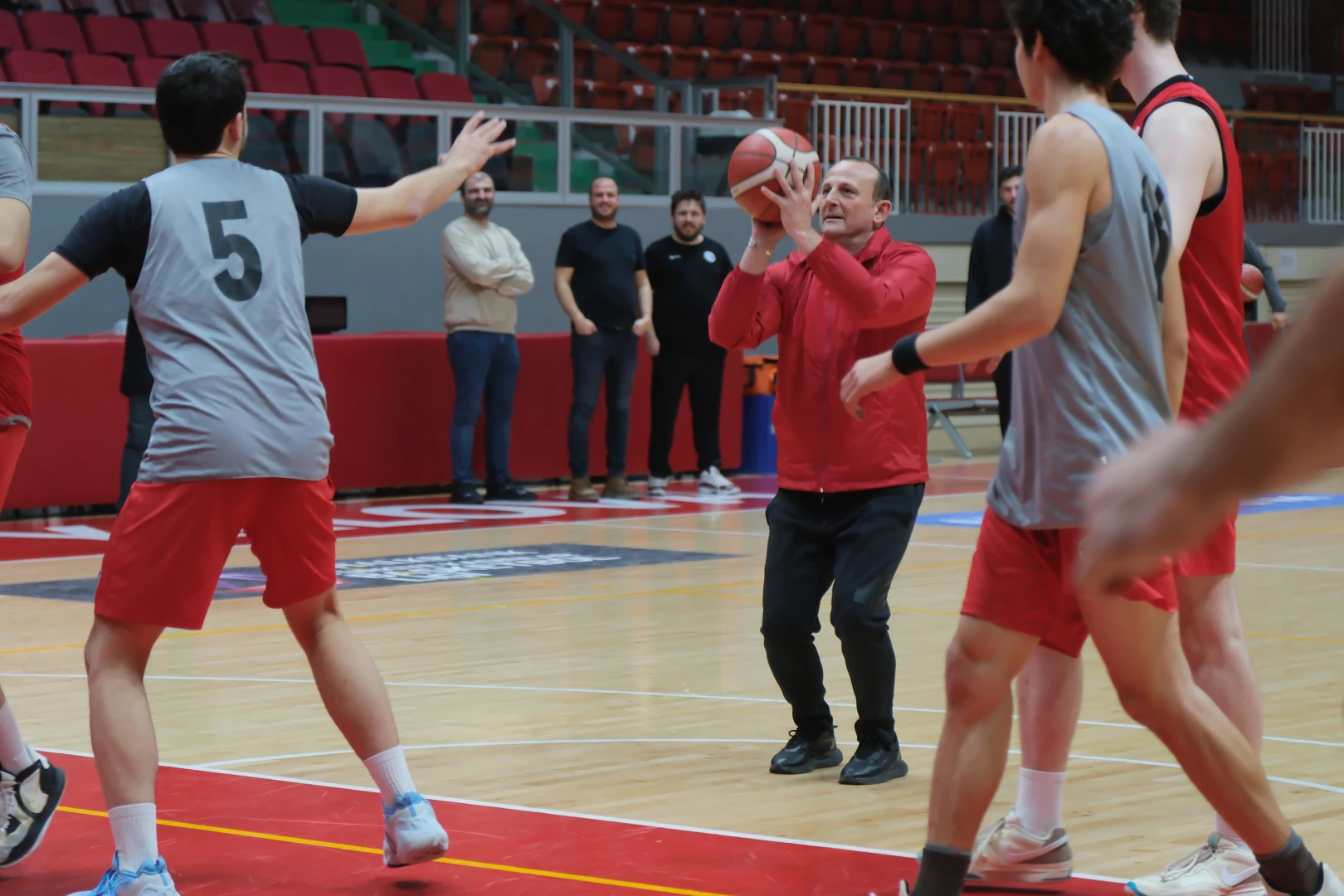 BAŞKAN YELE PARKEYE İNDİ