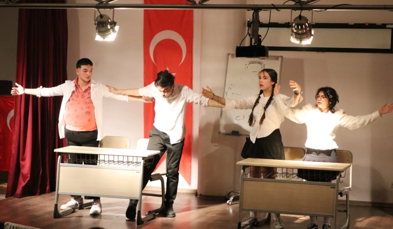 ÇİFTLİKKÖY’DE TİYATRO ŞÖLENİ, ‘CANIMIZ SAĞ OLSUN’LA DEVAM ETTİ