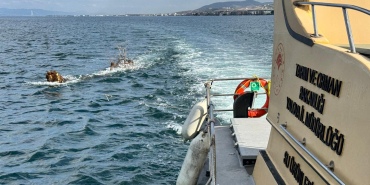 Denizde Seyir Güvenliğini Tehdit Eden Yüzen Ağaç Ekiplerce Kıyıya Çekildi