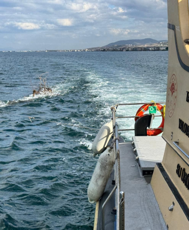 Denizde Seyir Güvenliğini Tehdit Eden Yüzen Ağaç Ekiplerce Kıyıya Çekildi