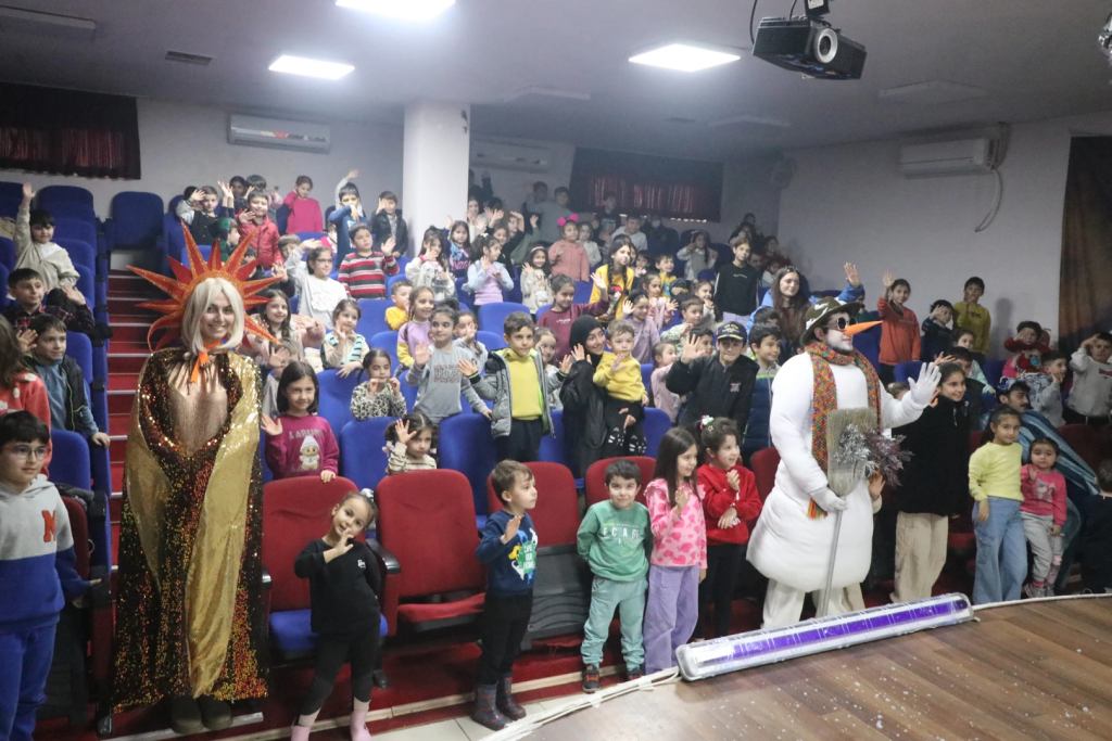 ÇİFTLİKKÖY’DE ÇOCUK TİYATROSU ŞÖLENİ ‘KARDAN ADAM’LA FİNAL YAPTI