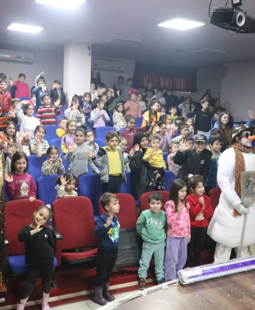 ÇİFTLİKKÖY’DE ÇOCUK TİYATROSU ŞÖLENİ ‘KARDAN ADAM’LA FİNAL YAPTI