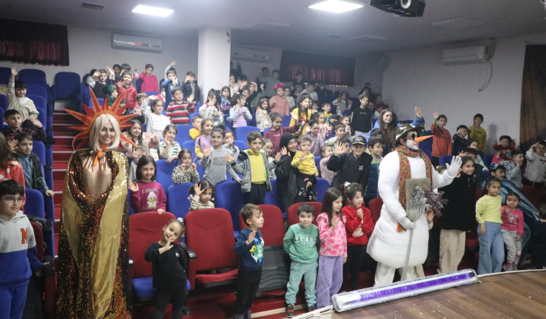 ÇİFTLİKKÖY’DE ÇOCUK TİYATROSU ŞÖLENİ ‘KARDAN ADAM’LA FİNAL YAPTI