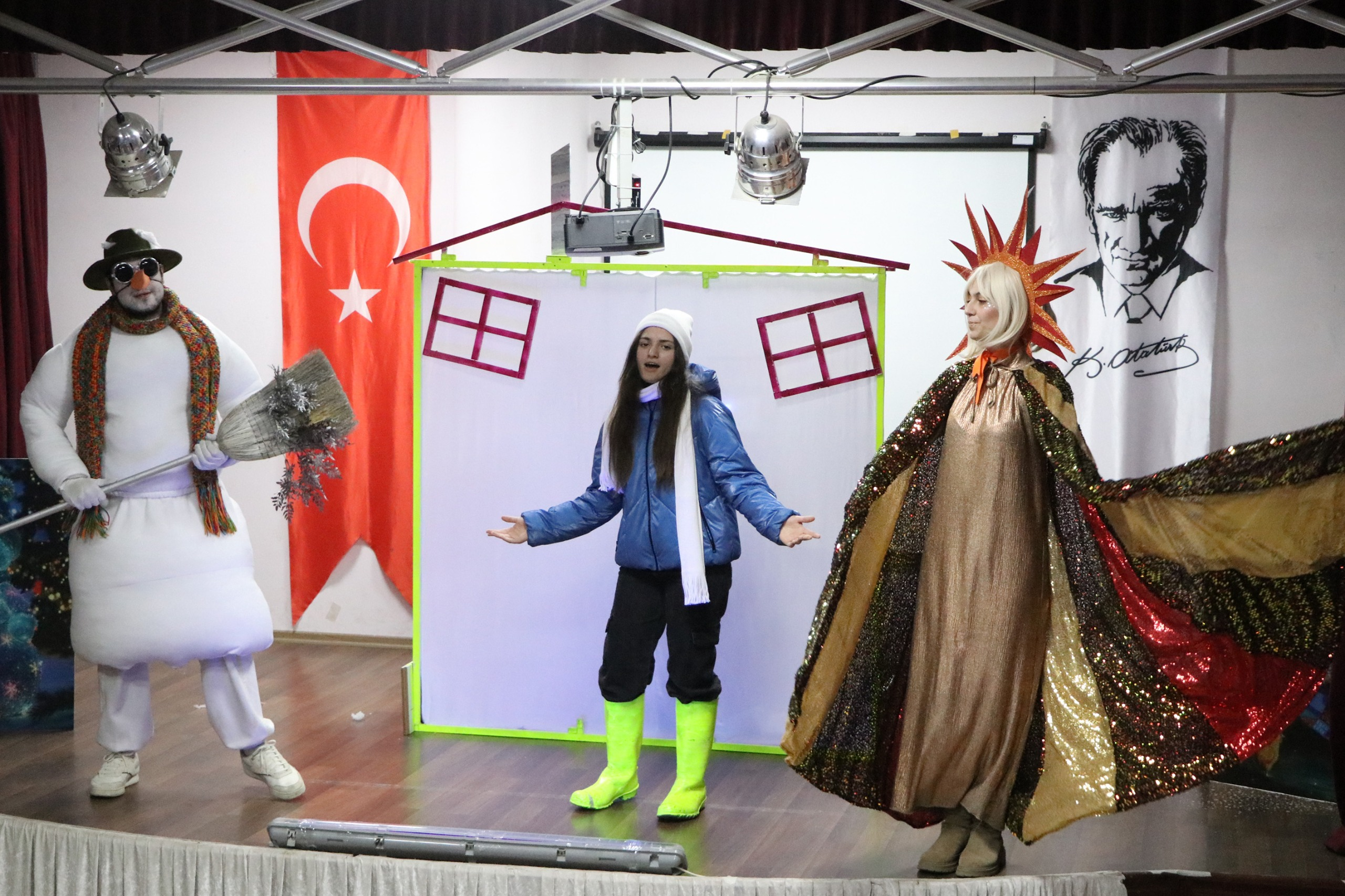 ÇİFTLİKKÖY’DE ÇOCUK TİYATROSU ŞÖLENİ ‘KARDAN ADAM’LA FİNAL YAPTI 1 ÇİFTLİKKÖY’DE ÇOCUK TİYATROSU ŞÖLENİ ‘KARDAN ADAM’LA FİNAL YAPTI